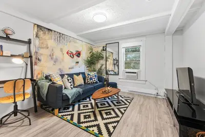 Image de Heritage Home in Heart of City + 2 Parking Spots