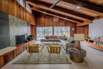 Image de Mid-Century Haven with Private Lakes and Endless Views