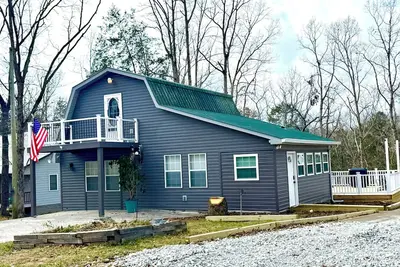 Image de Relax with family and friends in this peaceful cabin right off the boat ramp!