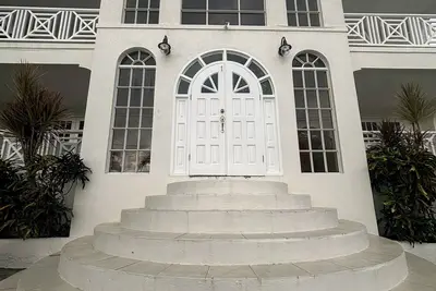 Image de Palm Retreat luxury 4 bedroom maisonette with pool, just 400m from Mullins Beach