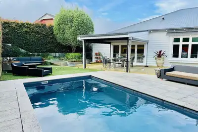 Image de Resort style home with Pool, Chefs Kitchen and 4 bedrooms.