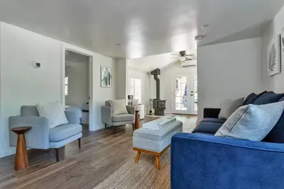 Image de Tranquil 3-Br Getaway w/ Pvt Deck & Forest Views