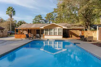 Image de Savannah Getaway with Private Pool, Porch & Deck