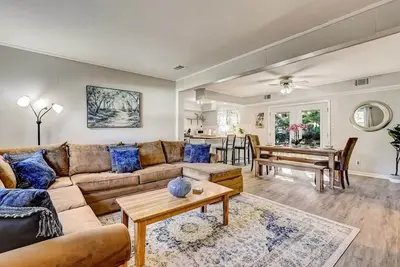 Image de Near Downtown w/ Pool! Oatland Island Escape