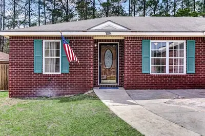 Image de Ruby Red Reels- 15 Mins to Downtown