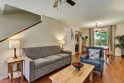 Image de Laurelwood Group Escape with Pool & Fenced Yard