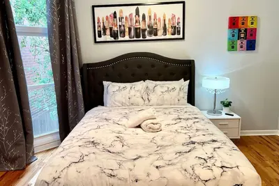 Image de Bright & Spacious Lincoln Park Gem – Sleeps 9!