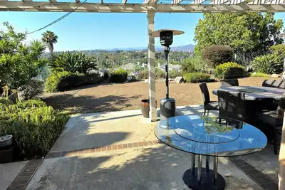 Image de Modern & Comfort  Paradise in Central Location withMountain Views & Fenced Yard