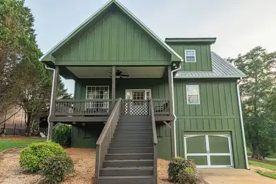 Image de Evergreen Cottage: 2 Bedrooms-Pet Friendly-Lake Access-Hot Tub