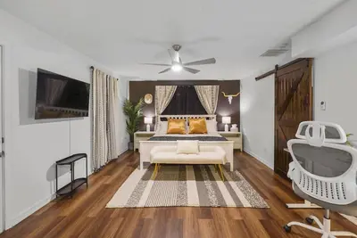 Image de Heights⁕Fire Pit⁕King Bed⁕Fenced Yard⁕Workspace