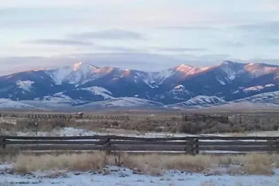 Image de Lewis and Clark Room, Rustic cozy room for 3-4 in historic Grant Mt with WiFi