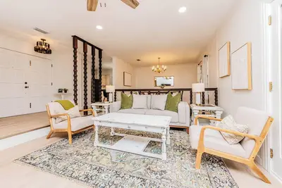 Image de Modern Charm at The Jade House, Fenced Yard, Fast Wifi