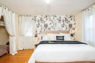 Image de Relax in Style~Spacious 2br w/Porch + Firepit~ Sleeps 7 ~ Free Wifi and Parking