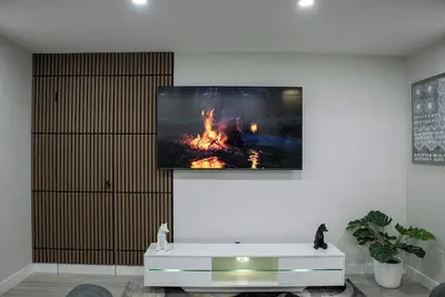 Image de Charming 2-bedroom house in delightful Calgary with WiFi