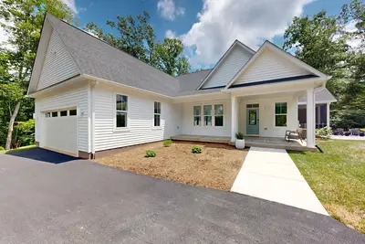 Image de Spacious lake house retreat with game room, theater room, fire pit and boat slip