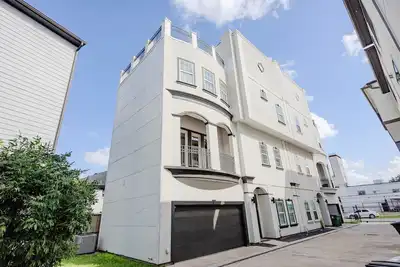 Image de Stylish Houston home with rooftop lounge, downtown views, and outdoor kitchen