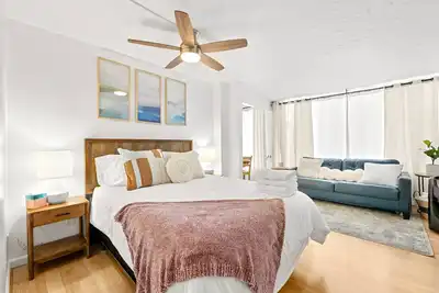 Image de Charming Riverwalk Retreat – Spacious Downtown Condo