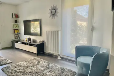 Image de Robertsau Strasbourg- 2p moderne avec jardin dans un quartier résidentiel.