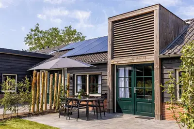 Image de Ground-floor 4-person lodge with a private hot tub in the garden. Compact, cozy and fully equipped.