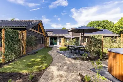 Image de Spacious 6-person home with a private hot tub in the garden. Stylish, single-floor layout with all modern comforts.