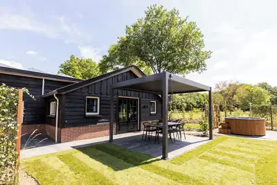 Image de Spacious wellness home for 6 guests with a private sauna and hot tub in the garden. Stylish, single-floor layout and designed for pure relaxation.