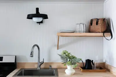 Image de Stylish Coastal Room Perfectly Positioned for Scenic Maine Getaways with Pool