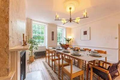 Image de Elegant Georgian townhouse in Margate with spacious bedrooms, luxury bathrooms, a cinema room, and a private courtyard. A short walk to Margate beaches and Old Town. Perfect for families, business stays, and group getaways. Sleeps 11 in style.