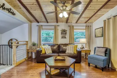 Image de \"Hillside Cottage\"~ Minutes to Downtown~ Serene Nature Setting~Grill~Sleeps 6