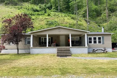 Image de 3 bedroom, 3 bath home in Matewan, Wv. 1 mile from the Devil Anse trailhead.