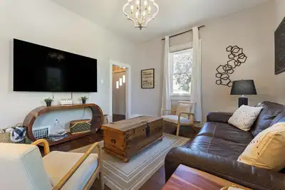 Image de Chic 3br Near Benson with King Bed & Fenced Yard