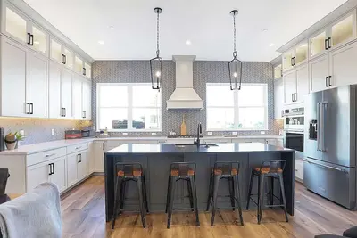 Luxury Downtown/Chatham Arch BoHo-style Townhome