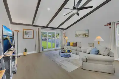 Image de Charming 2 Bedrooms & 1 Bath Ground Level+End Unit Condo in Melbourne with WiFi