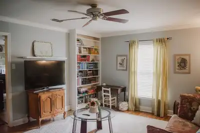 Image de Charming 2 bed 1 bath, Historic Sayles area, good 4 long stays, spacious, central