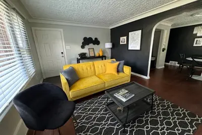 Image de New! Cozy 2br Lower Duplex | University District