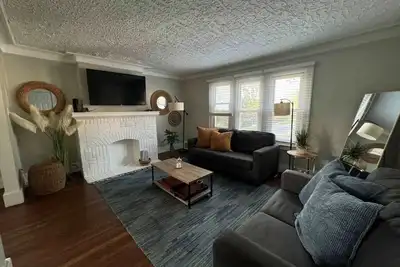 Image de New! Bright 2br Upper Duplex | University District