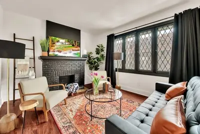 Image de New! Black & White Luxury Retreat.