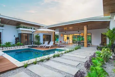 Image de modern contemporary new villa with pool, up to 16 guests, 6 bed&bath/full Ac