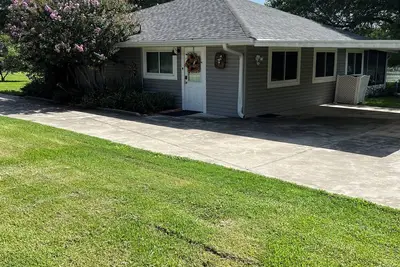 Image de Charming 1-bedroom cottage located on the Lower Atchafalaya River. Ac & Wifi