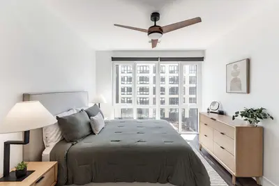 Image de Upscale Urban Escape w/Kitchen | Near Famous Landmarks & Museums | Pet Friendly