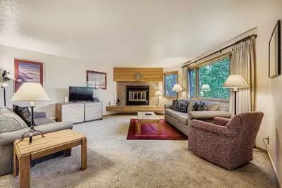 Image de Cozy Mountain Retreat at Frostfire– Steps from the Slopes!