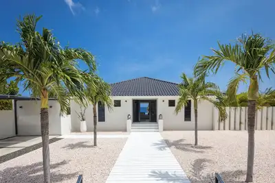 Image de Luxury Oceanfront Villa w/ Private Beach – Villa Sea Breeze Coral Estate Curaçao