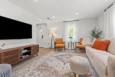 Image de Stylish Comfortable Bluegrass Cottage 7 min to Ark - Fire Pit!