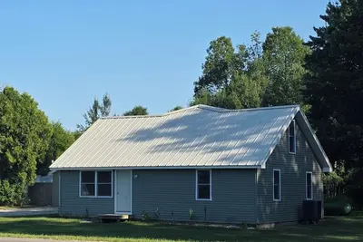 Image de 4-bedroom, 2 full bath home centrally located in beautiful Benzie County