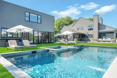 Image de Modern Rustic Bridgehampton Escape with Pool, Hot Tub, Gym & Stylish Interiors