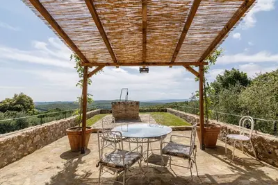 Image de GuestHost - Charming independent farmhouse of 75 sqm, perfect for 4 people, which retains the charm of ancient Tuscan structures. The property is immersed in the greenery of the Sienese countryside, a few kilometers from Monteriggioni and Siena, and is id