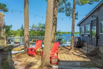 Image de Hennessy Lake House, Port Carling Waterfront Property