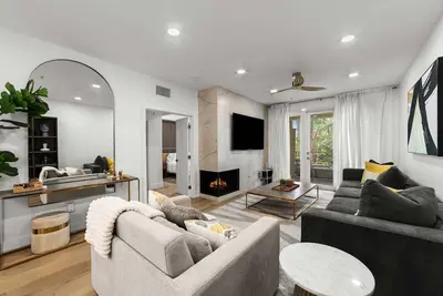 Image de Ultra Lux Oasis in Gated Community