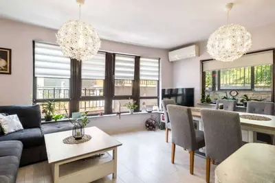 Image de 10 min beach! Family size 1 Bd with garden