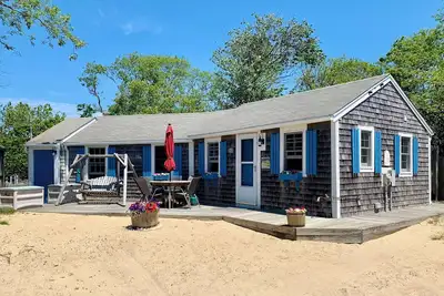 Image de Oceanfront, charming, 3 bedroom cottage with your very own private beach!