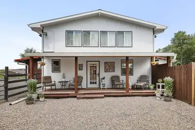 Image de Lakefront Cottage 10 min to Legoland Farmstay